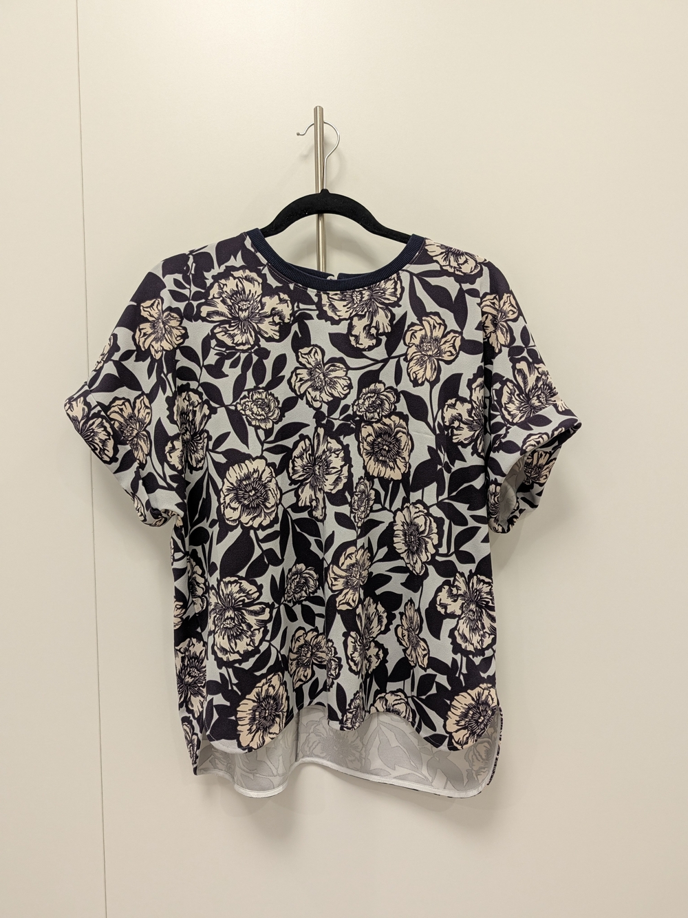 MELLODAY Navy Floral Short-Sleeve Tee with Cream Blooms